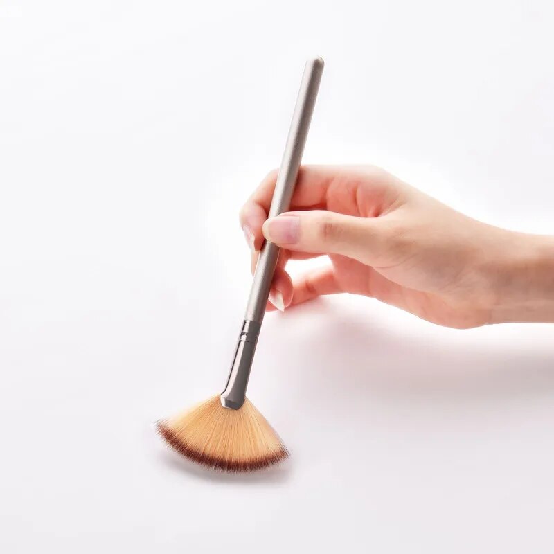 1 Pcs Professional Fan Makeup Brush Blending Highlighter Contour Face Loose Powder Brush champagne Gold Cosmetic Beauty Tools