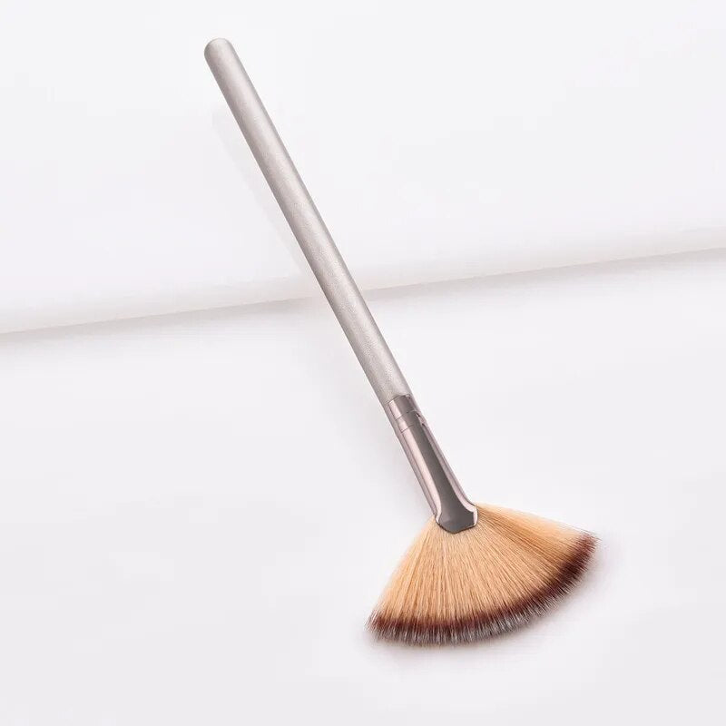 1 Pcs Professional Fan Makeup Brush Blending Highlighter Contour Face Loose Powder Brush champagne Gold Cosmetic Beauty Tools